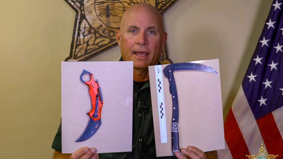 Pat Breeden, asistente del jefe policial del Condado Sumter, Florida, muestra el 2 de junio de 2924 dos armas blancas que presuntamente estaban en posesión del sospechoso.