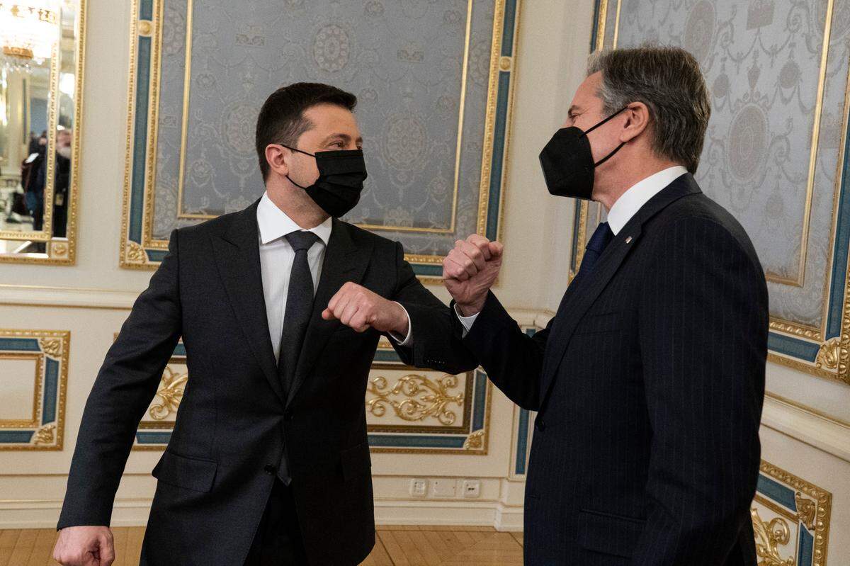 El presidente ucraniano Volodymyr Zelenskyy (izquierda) saluda con el codo al secretario de Estado de Estados Unidos Antony Blinken, durante una reunión el miércoles 19 de enero de 2022, en Kiev, Ucrania.
