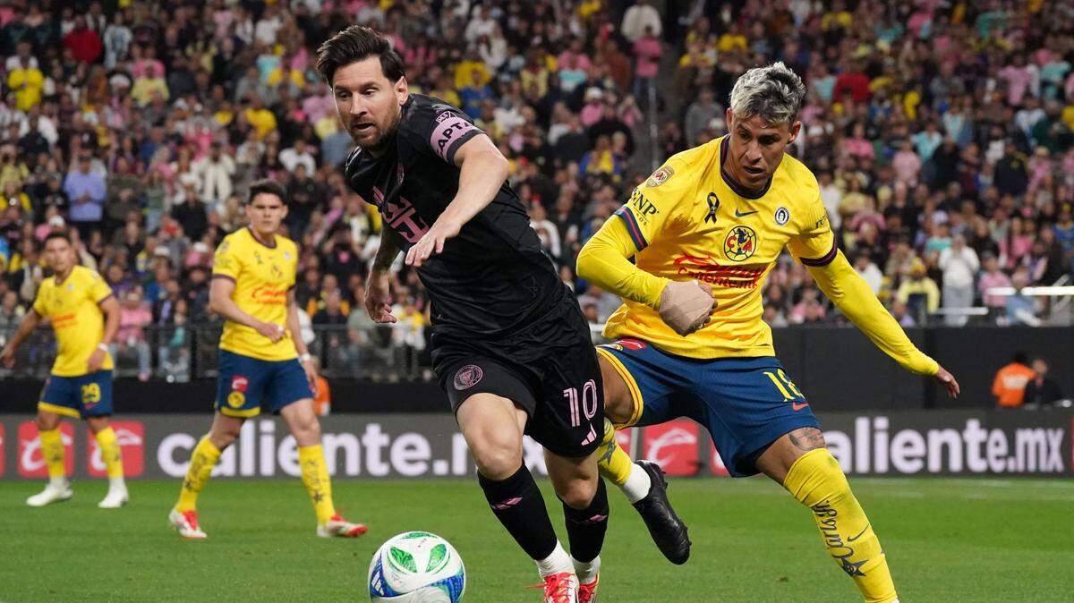  El delantero del Inter Miami Lionel Messi (10) conduce el balón ante la marca del defensor del Club América Cristian Calderón, en el segundo tiempo del partido celebrado el 18 de enero de 2025 en el Allegiant Stadium, en Las Vegas.