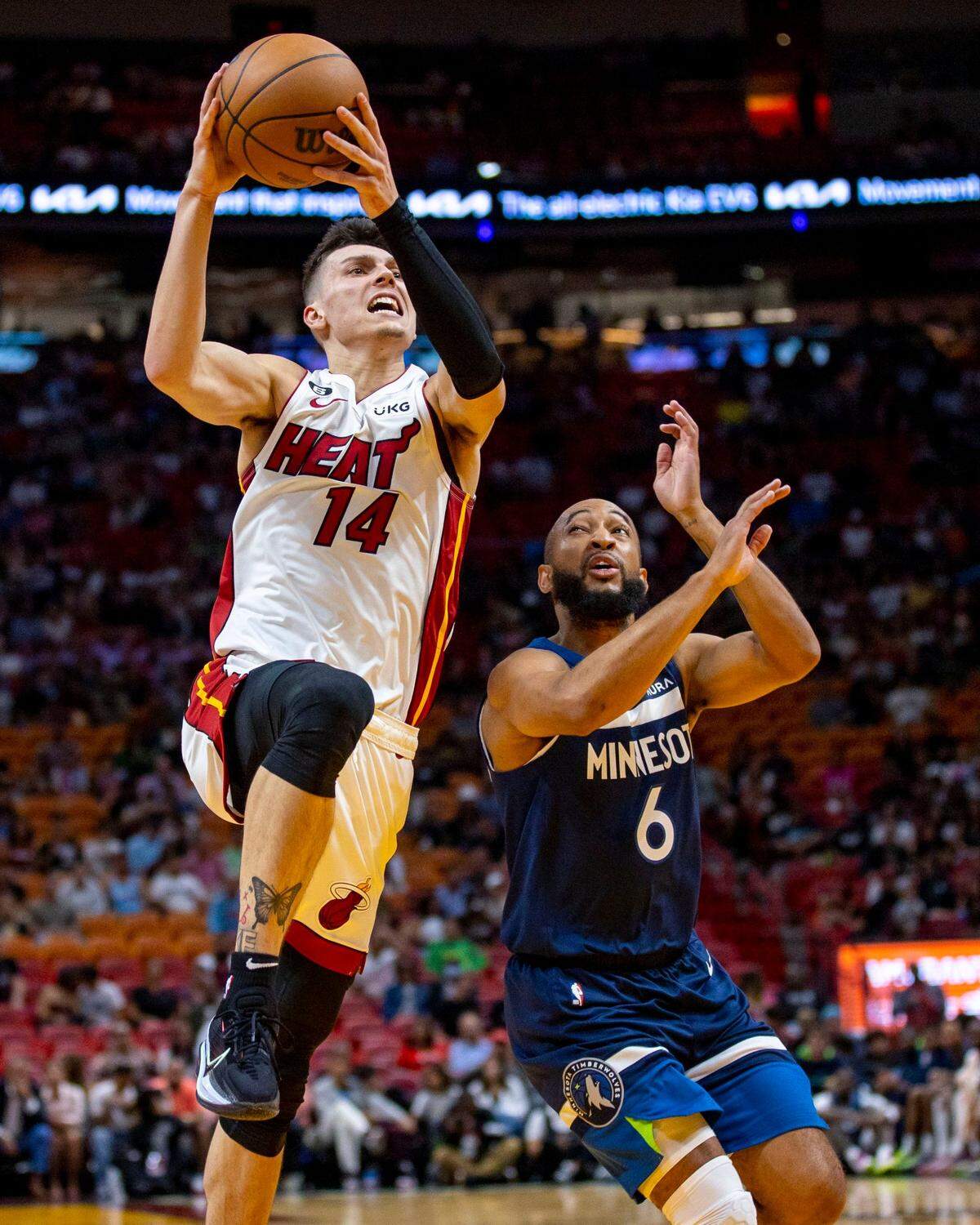El escolta del Heat Tyler Herro tira al aro ante la marca de Jordan McLaughlin, de los Timberwolves de Minnesota, en la primera mitad del partido de pretemporada, celebrado el 4 de octubre de 2022 en Miami.