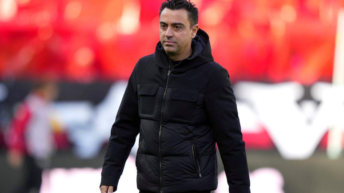 El entrenador del FC Barcelona, Xavi Hernández, durante el partido de La Liga entre el Rayo Vallecano y el FC Barcelona jugado en el estadio de Vallecas el 25 de noviembre en Madrid, España. (