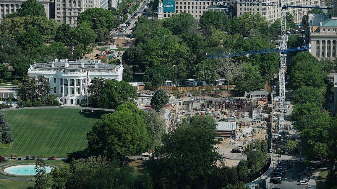 Se observan grúas de construcción, en el emplazamiento de la antigua Ala Este de la Casa Blanca, el 17 de abril de 2026 en Washington, DC. Un tribunal de apelaciones autorizó que se reanude la construcción del salón de baile que el presidente de Estados Unidos, Donald Trump, quiere dejar como legado en la Casa Blanca, después de que un juez federal pusiera límites al proyecto esta semana.