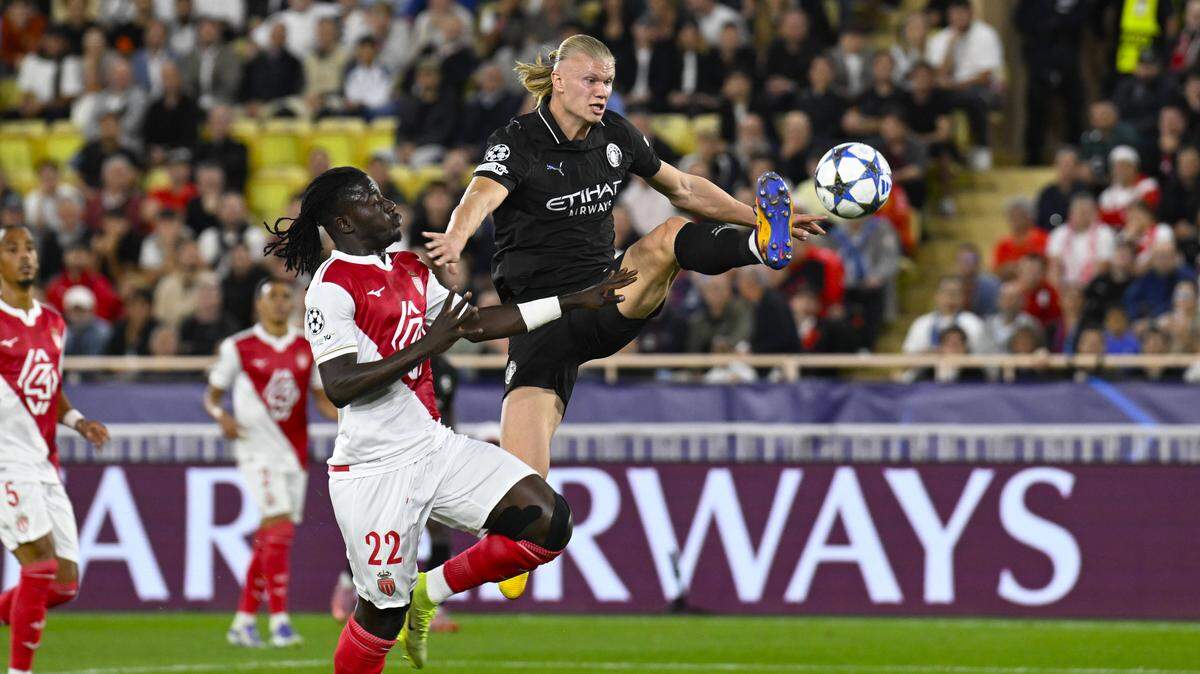 El delantero del Manchester City Erling Haaland disputa la pelota con  Mohammed Salisu, de Mónaco, en el partido de la Liga de Campeones celebrado el 1ro de octubre de 2025 en Mónaco.