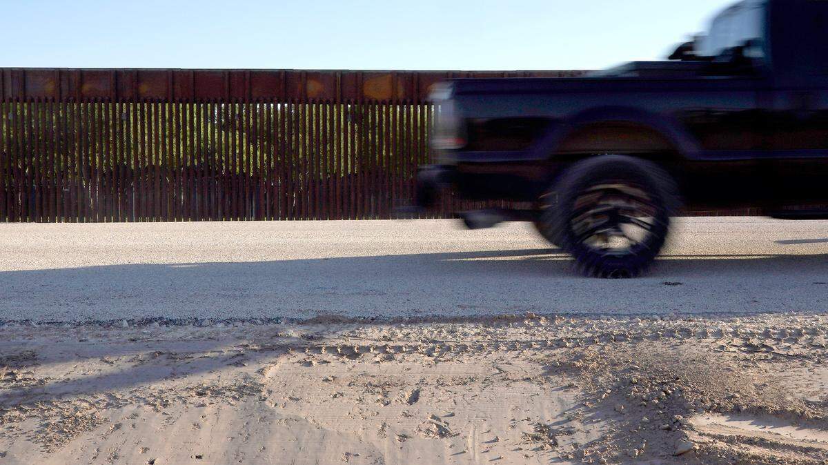 La frontera entre Estados Unidos y México esta viviendo un momento complicado debido a la llegada de miles de inmigrantes diariamente. En la foto, una camioneta pasa al frente del muro que divide la frontera, en Del Rio, Texas.