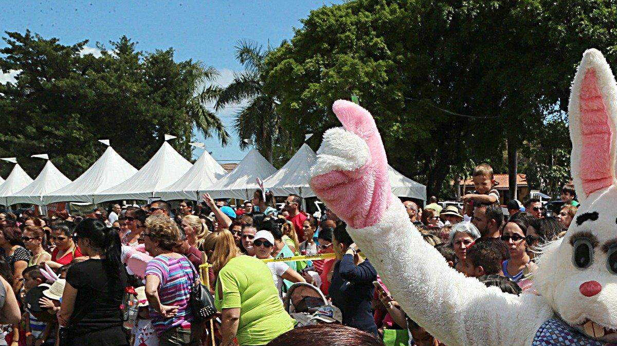 El conejo de Pascua saluda a las familias que se reunieron en el Parque Cooper de la ciudad de West Miami, el 8 de abril de 2017. 