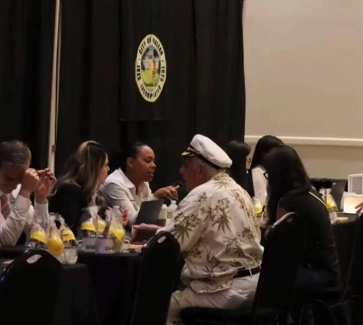 Empleados del Departamento de Construcción de Hialeah reciben reclamos de Rody Betancourt