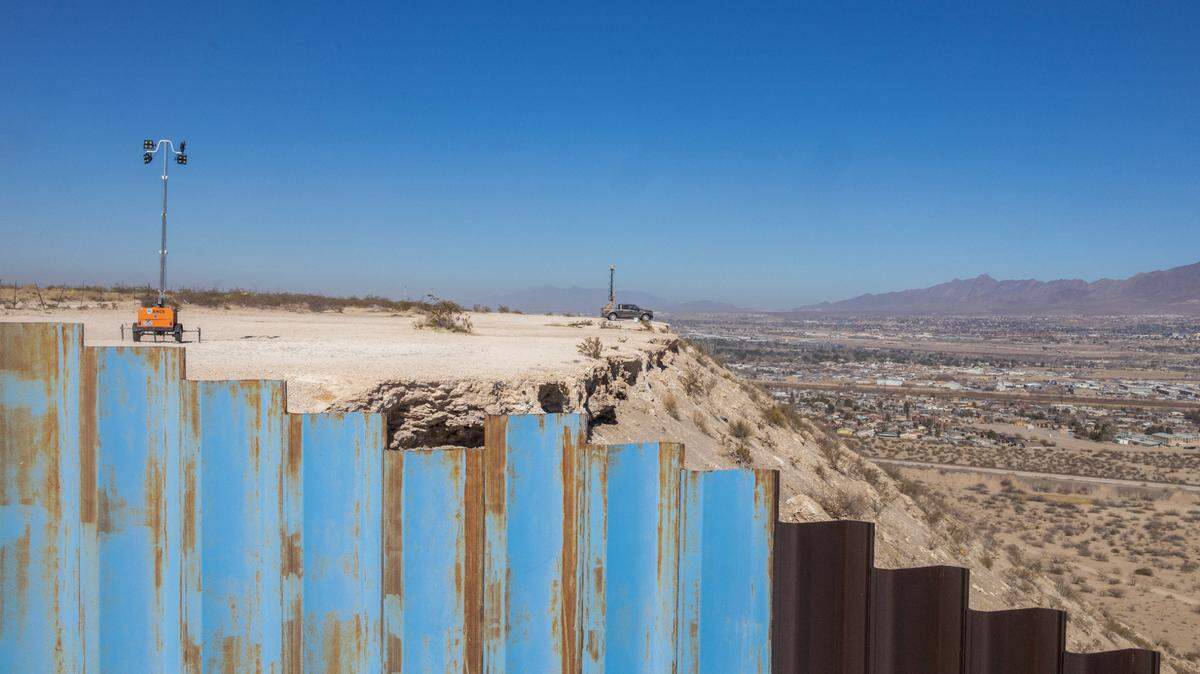 28 de enero de 2025, México, Ciudad Juárez: El muro fronterizo se extiende a lo largo de la frontera entre la ciudad mexicana de Ciudad Juárez y el estado de Texas, EE. UU. Tras la toma de posesión del nuevo presidente de EEUU.