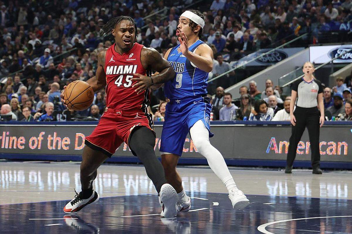 El jugador del Heat de Miami Davion Mitchell trata de pasar la marca de Ryan Nembhard, de los Mavericks, en el partido celebrado el 3 de diciembre de 2025 en el American Airlines Center en Dallas, Texas.