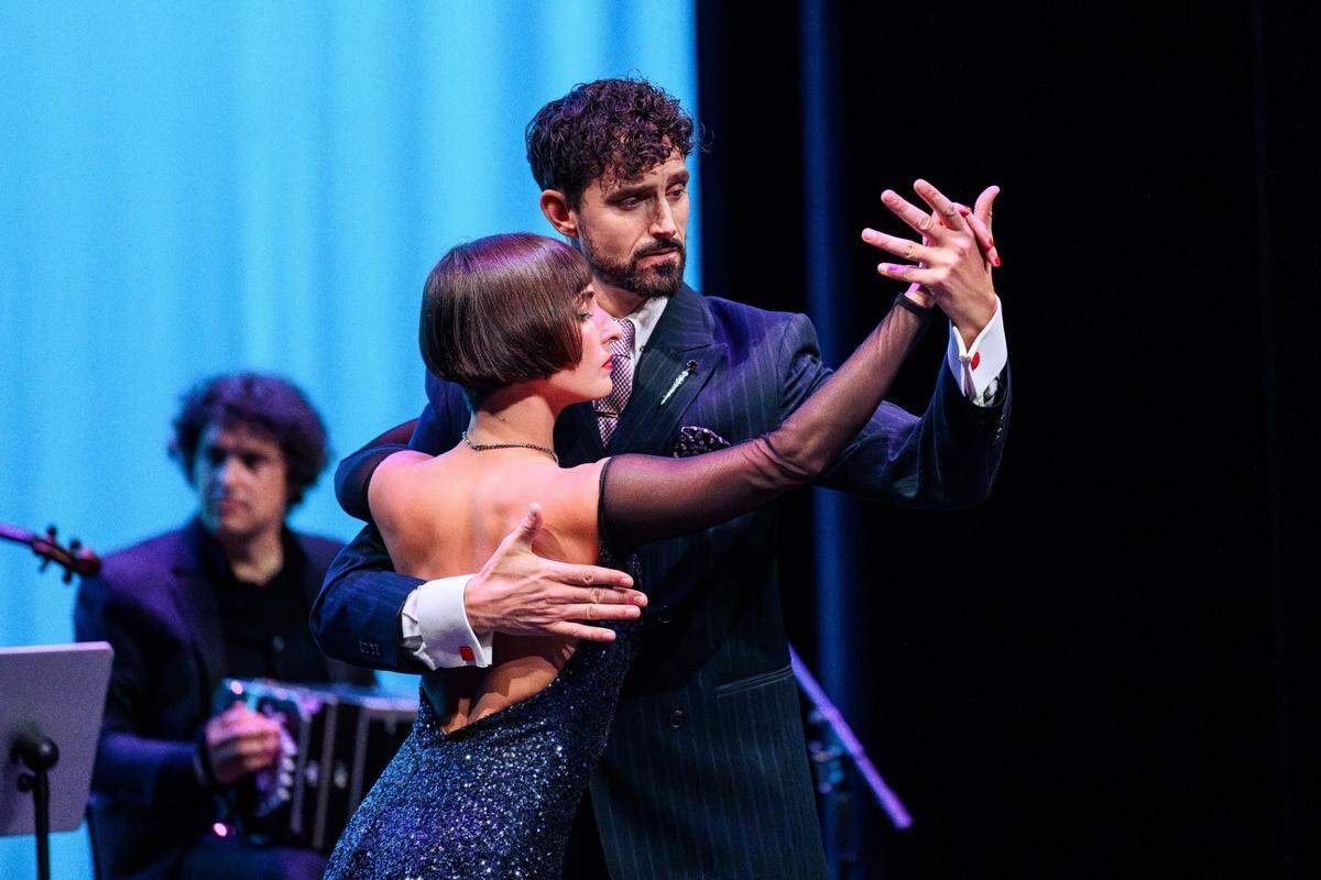 Erin Scott-Kafadar y Alexander Richardson, el abrazo del tango.