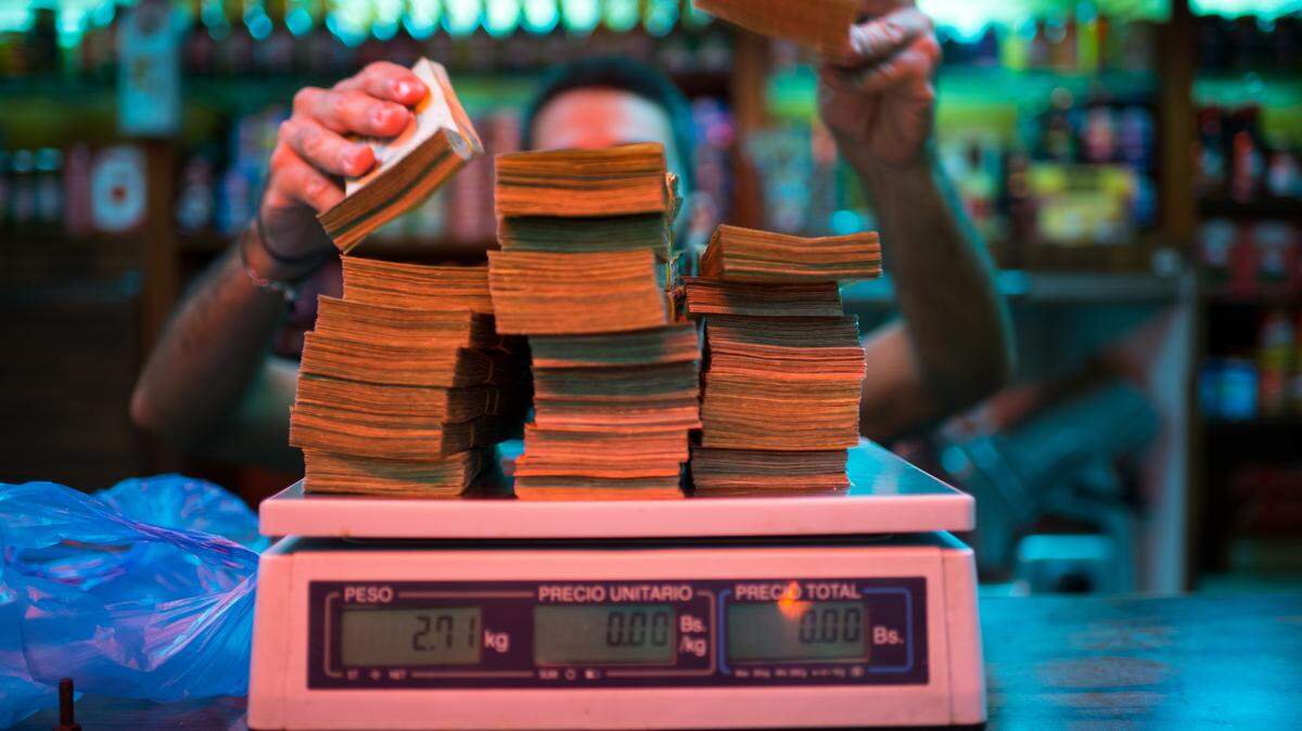 Un hombre pesa billetes en Caracas, Venezuela. Foto de archivo.