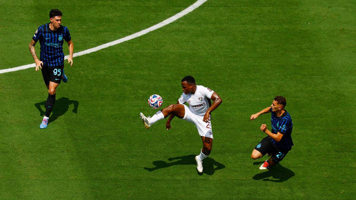 El delantero de Fluminense Jhon Arias (centro) trata de pasar la defensa de Kristjan Asllani (der.) y Alessandro Bastoni, del Inter de Milán, en el partido de octavos de final del Mundial de Clubes celebrado el 30 de junio de 2025 en Charlotte, Carolina del Norte.
