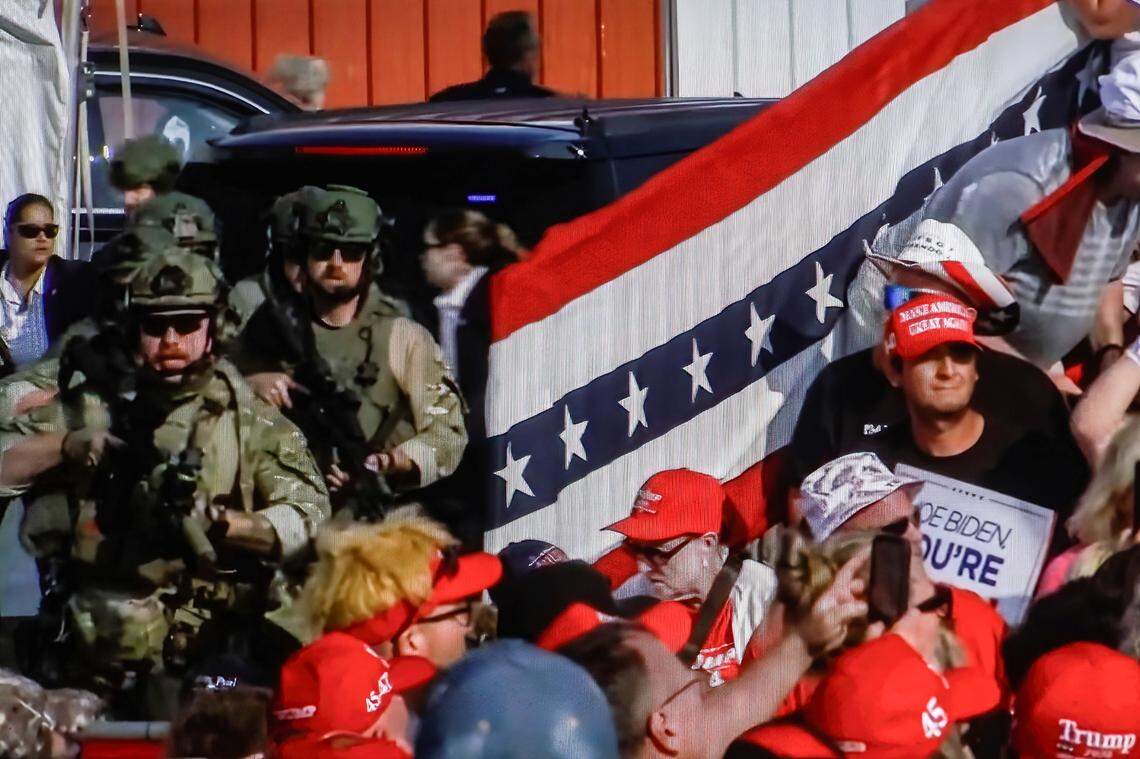 Una pantalla muestra a las Fuerzas Especiales de Estados Unidos acordonando el área donde el expresidente estadounidense Donald Trump recibió un disparo en la oreja durante un mitin en Butler.