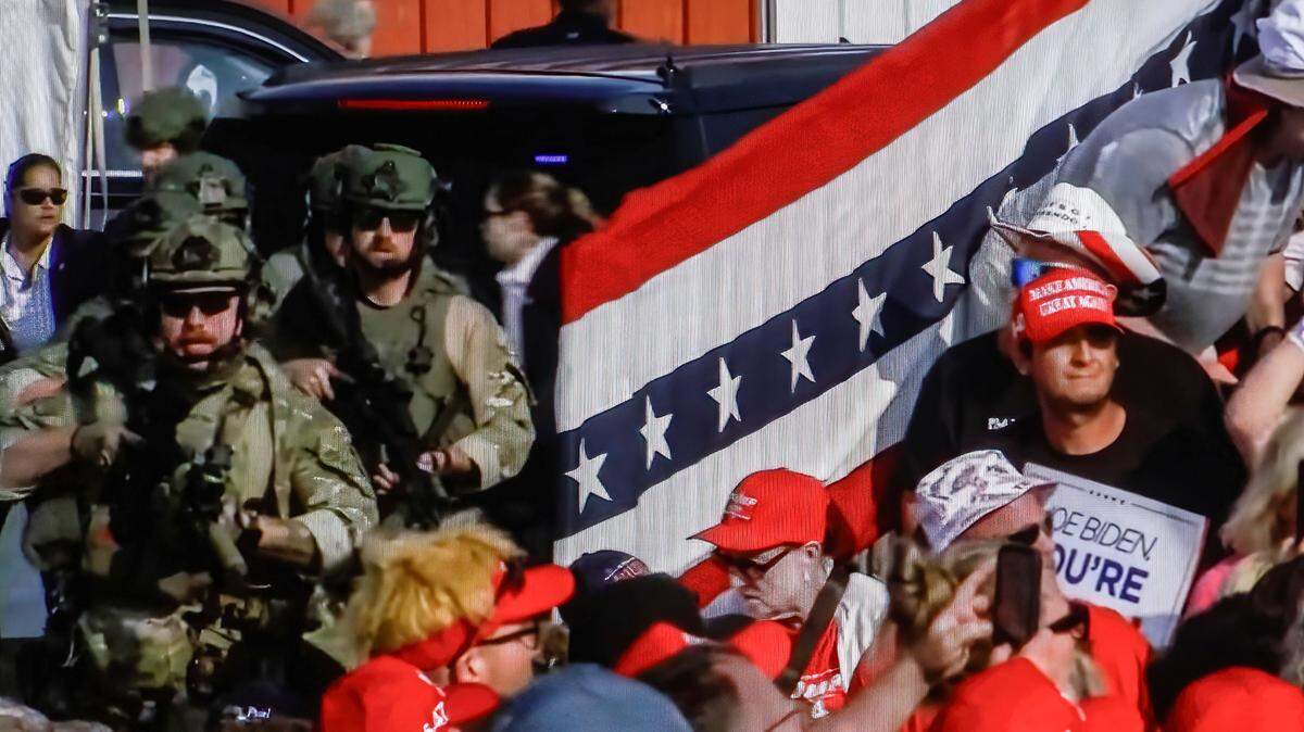 Una pantalla muestra a las Fuerzas Especiales de Estados Unidos acordonando el área donde el expresidente estadounidense Donald Trump recibió un disparo en la oreja durante un mitin en Butler.