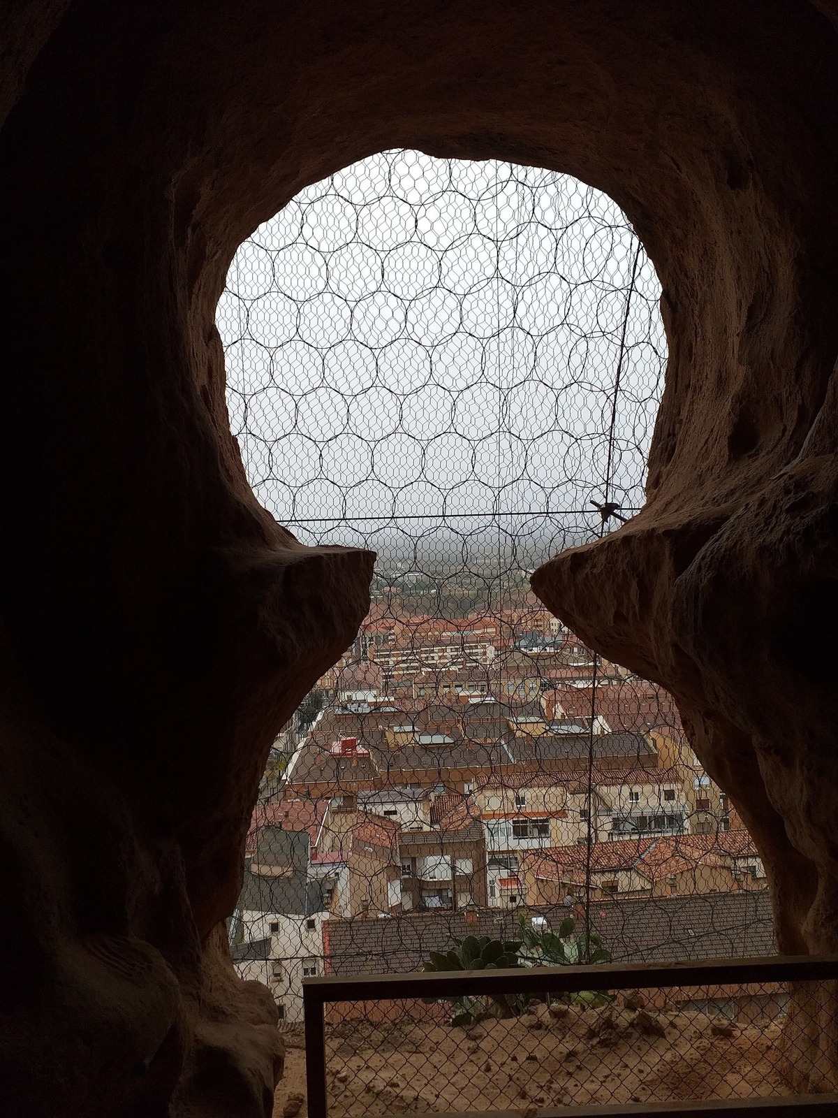 Lucerna en sala de la herradura, emblema turístico de las cuevas Arnedanas.