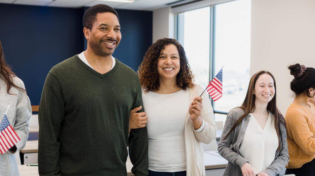El presidente Joe Biden aprobó dos órdenes ejecutivas que regularizan a migrantes indocumentados casados con americanos y permiten la solicitud de empleo. 