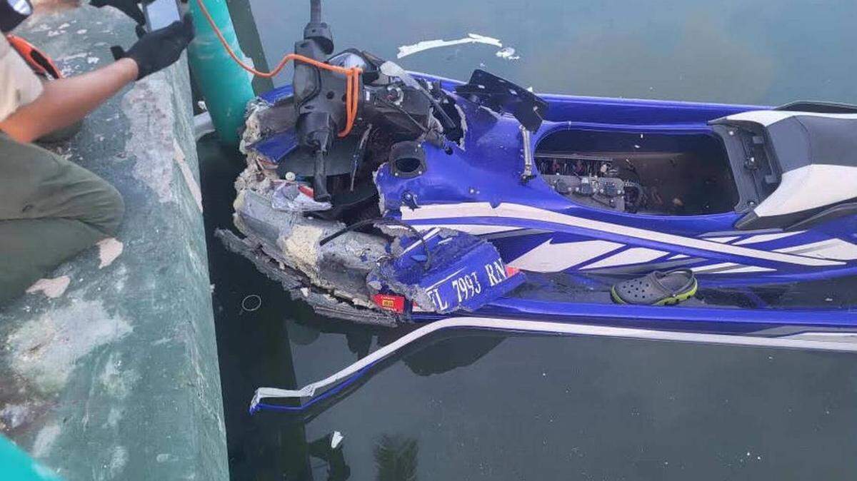 Mueren padre e hijo en los Cayos de la Florida cuando la moto acuática que el hombre conducía chocó contra un rompeolas de concreto.
