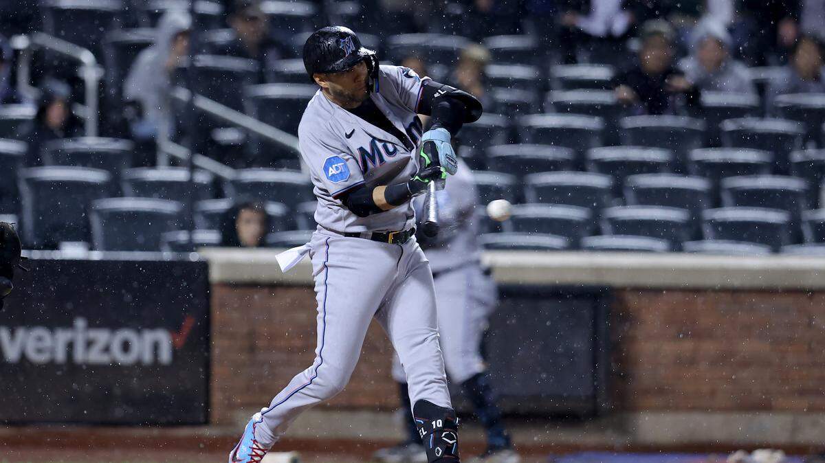 Foto de archivo. El pelotero cubano Yuli Gurriel batea con los Marlins en un partido contra los Mets de Nueva York, el 28 de septiembre de 2023.