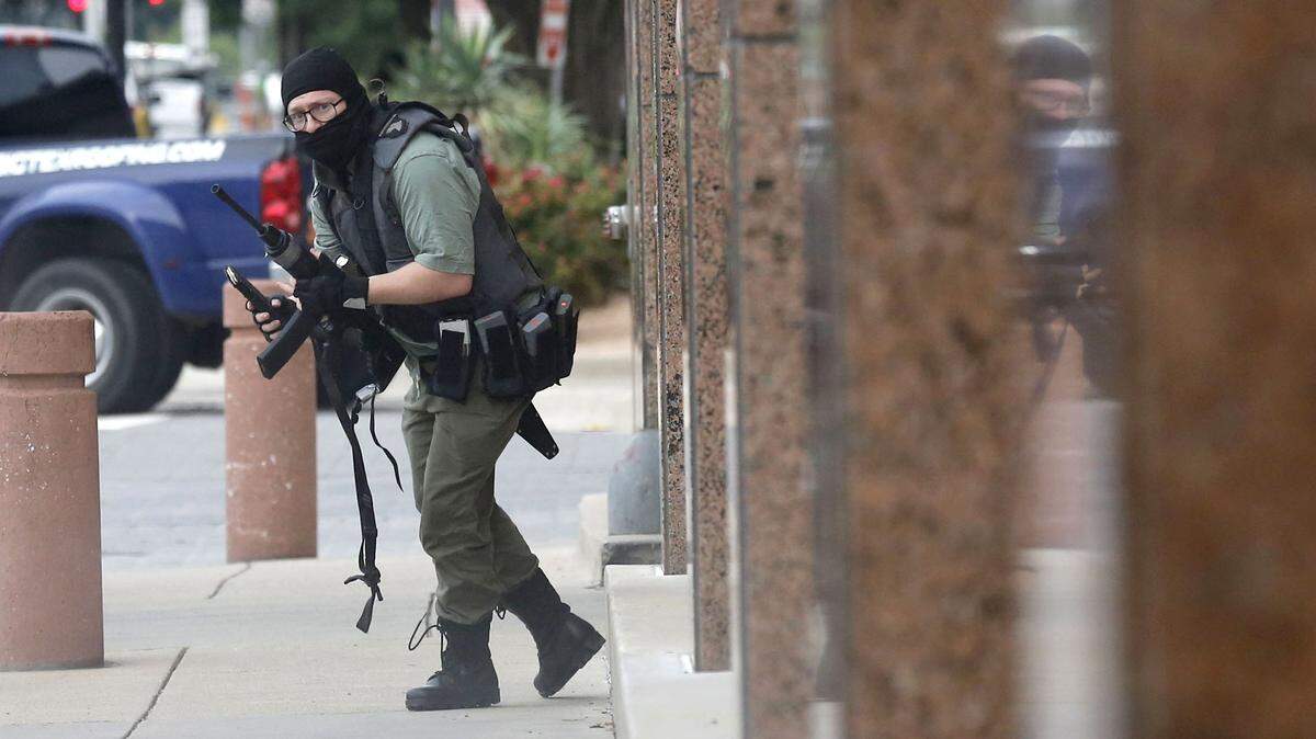 Un agresor armado cerca del edificio federal Earle Cabell en el downtown de Dallas, Texas, el lunes 17 de junio de 2019. El agresor fue abatido en un tiroteo con agentes federales frente al tribunal.