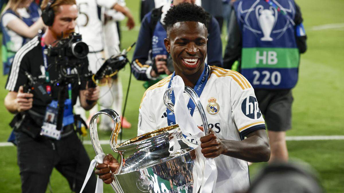 Vinicius Junior levanta el trofeo que ganó el Real Madrid al derrotar al Borussia Dortmund en la final de la Liga de Campeones, en el partido celebrado el 1ro de junio de 2024 en Londres.