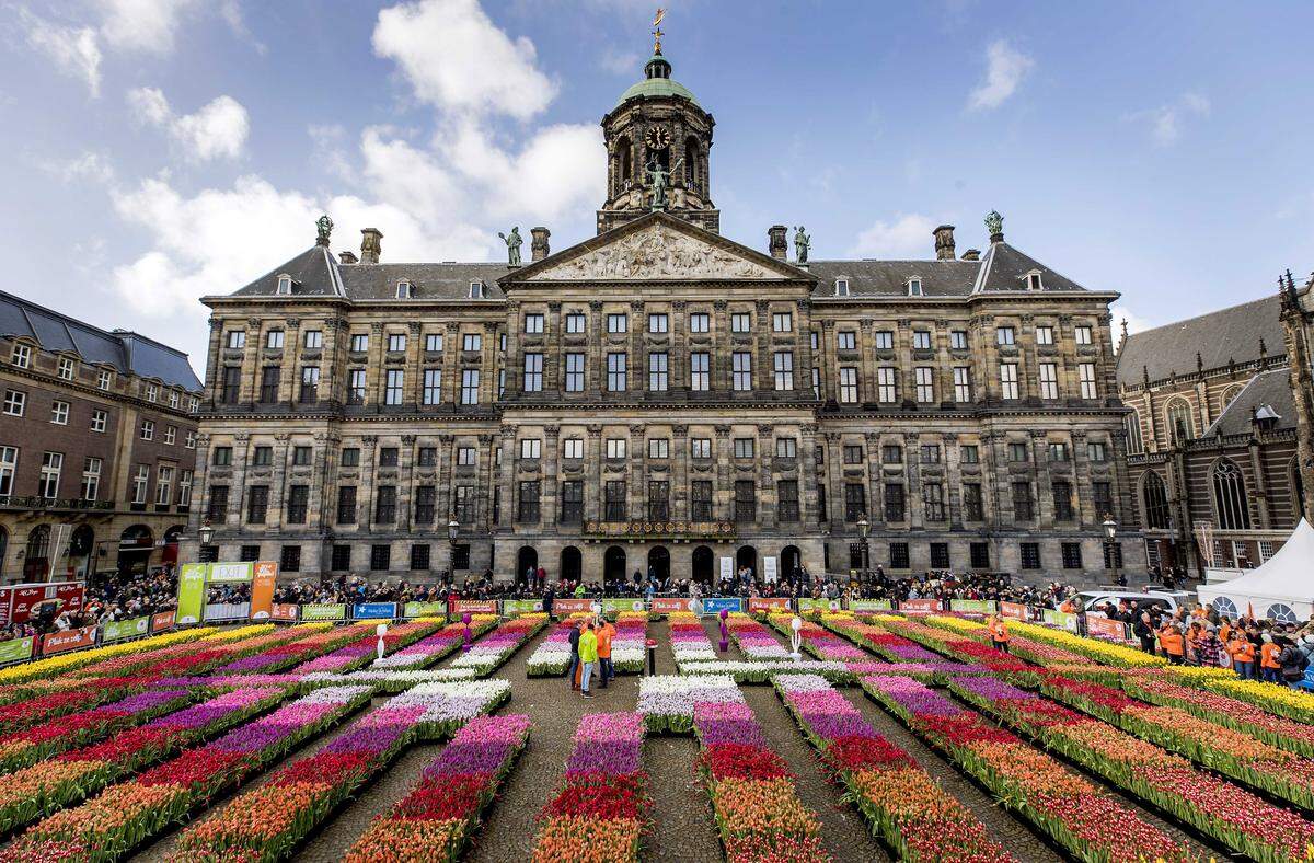 El Palacio Nacional de Ámsterdam, en la plaza Dam, durante el Día Nacional del Tulipán. 
