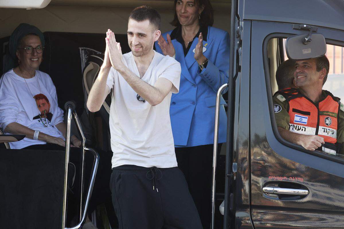 Released Israeli hostage Avinatan Or greets well-wishers upon arriving at Beilinson Hospital in the Rabin Medical Centre in Petah Tikva in central Israel on October 13, 2025. Israel said that the last 20 living hostages released by Hamas on October 13, had arrived in the country. (Photo by Menahem Kahana / AFP) (Photo by MENAHEM KAHANA/AFP via Getty Images)