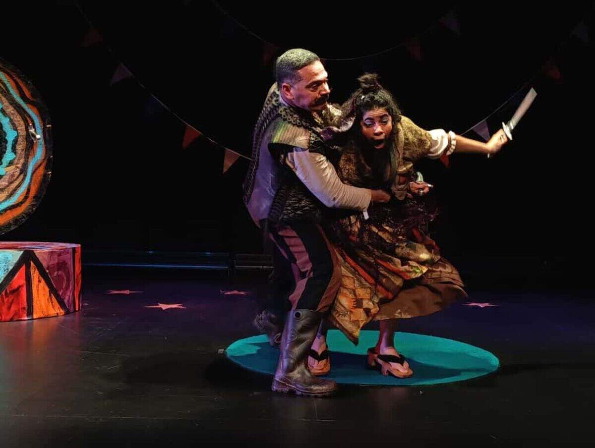 Mijaíl Mulkay y Nabilah Molina en una escena de la obra durante su primera temporada, en septiembre, en la sala Sandrell Rivers, donde solo tuvo cuatro funciones. 