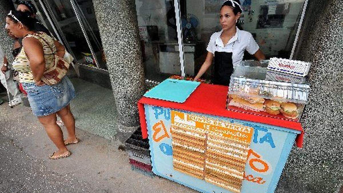 Una mujer vende comidas rápidas en un kiosko propiedad del Estado en septiembre de 2010, en La Habana (Cuba). 