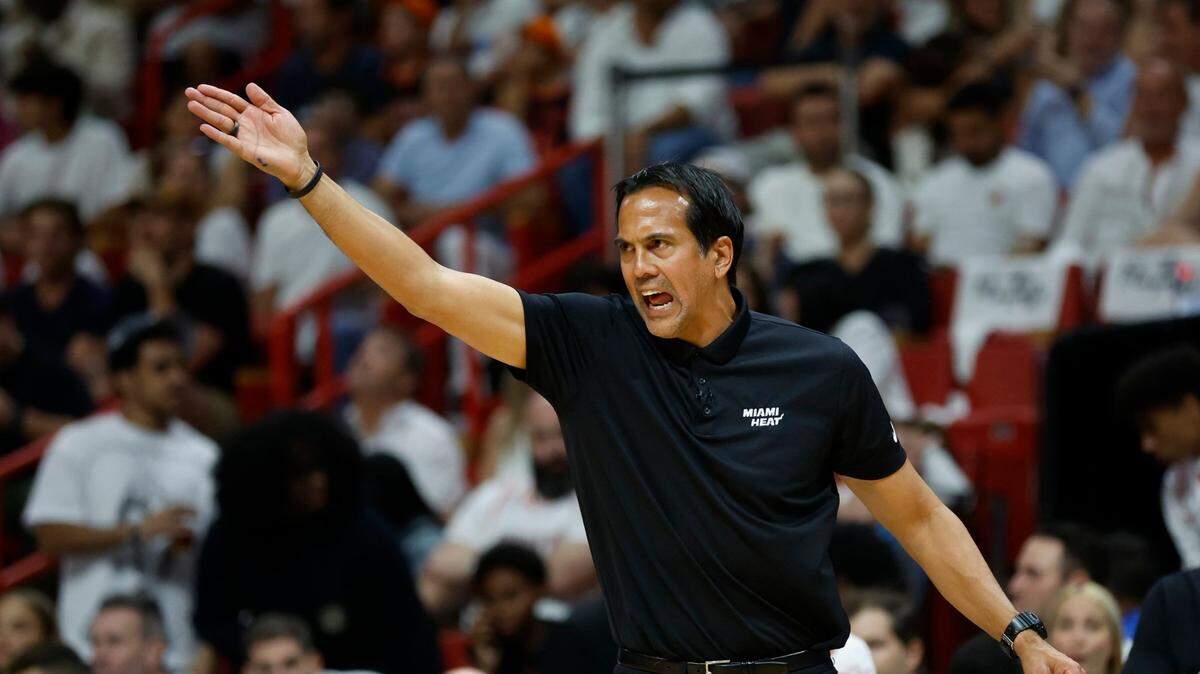 El entrenador del Heat Erik Spoelstra gesticula en el sexto juego del playoffs contra los Knicks de Nueva York, celebrado el 12 de mayo de 2023 en Miami.