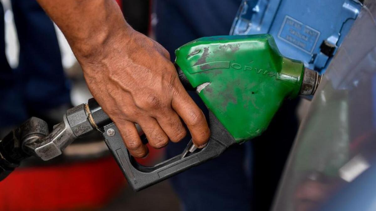 Los precios de la gasolina en California alcanzaron otro récord el jueves y se están acercando a los $5 el galón, un nivel que podría persistir durante algún tiempo.