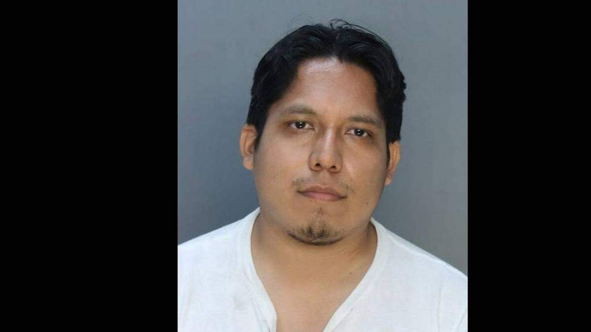 Paul Urquiza, maestro del Condado Miami-Dade, estuvo meses enviándole mensajes sexuales y fotos explícitas a chica de 16 años de Inglaterra. Terminó arrestado.