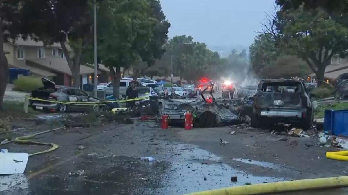 El aparato, un Cessna 550, se estrelló cerca del Aeropuerto Ejecutivo Montgomery-Gibbs en California, alrededor de las 03:45 hora local (10:45 GMT). Se desconoce el número de personas a bordo en este momento.