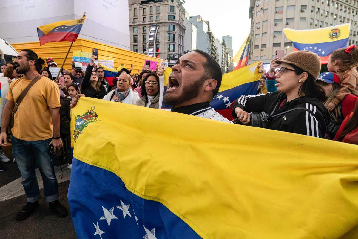 CIENTOS DE personas se congregan para protestar en contra de la reelección del gobernante venezolano Nicolas Maduro en Buenos Aires, Argentina.