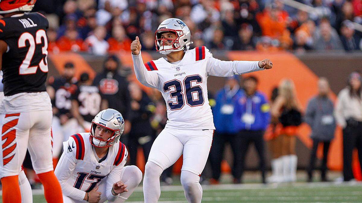 El kicker de los Patriots de New England Andy Borregales mira el recorrido de la pelota en una jugada del partido ante los Bengals, celebrado el 23 de noviembre de 2025 en Cincinnati.