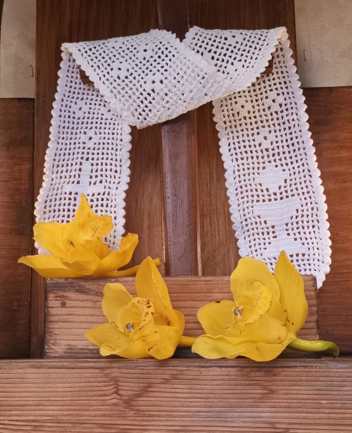 Cruz decorada con dosel y flores.