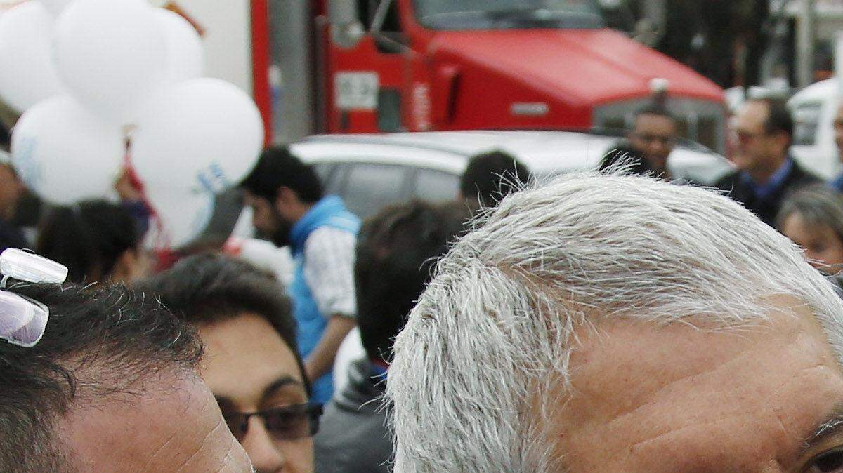 Una mujer se toma un selfie con Enrique Peñalosa, candidato independiente a la alcaldía de Bogotá, el 18 de octubre. 