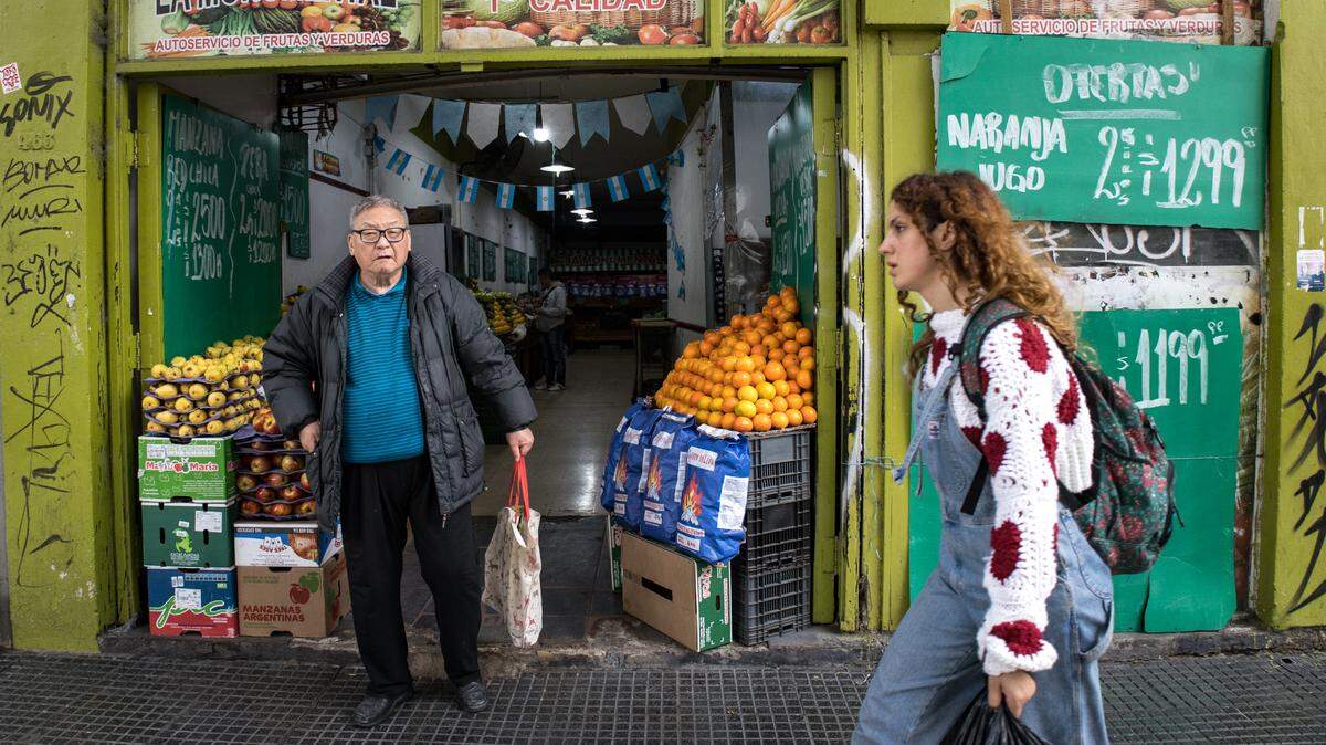 Una muchacha pasa por una verdulería en Buenos Aires, Argentina, el 31 de mayo de 2024.