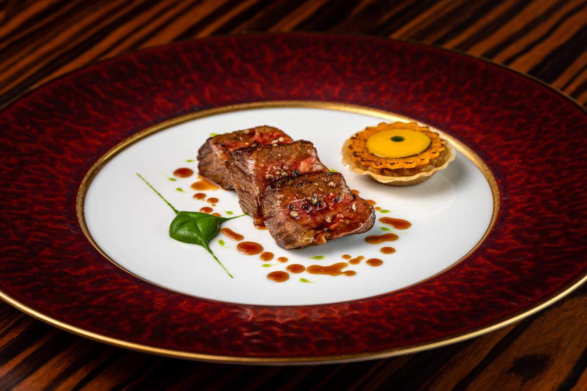 L’ceuf de poule con un huevo escalfado, caviar y salmón ahumado.