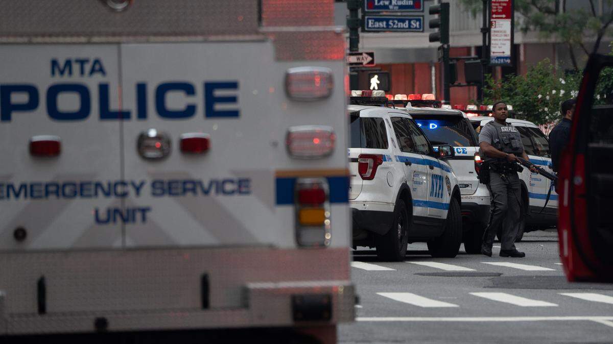 Agentes de la policía responden a un tirador activo en el número 345 de Park Ave, el lunes en Nueva York.