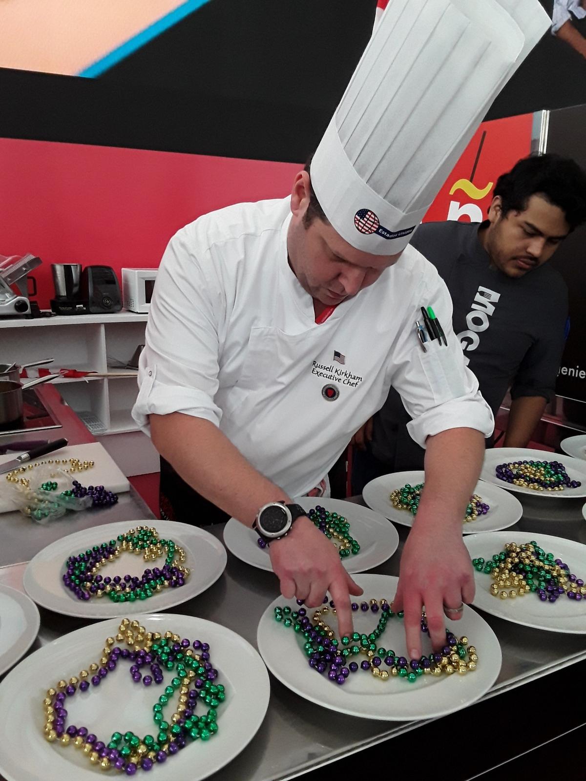 Elaborando su tapa el chef Russell Glenn Kirkham del Artisans Restaurant, de Houston, Texas.