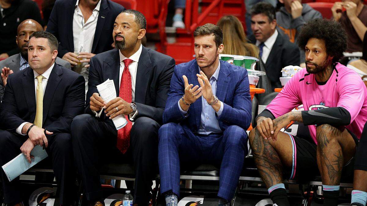 Goran Dragic (2do de der. a izq.) mira un juego del Heat el 20 de noviembre de 2018 en Miami.