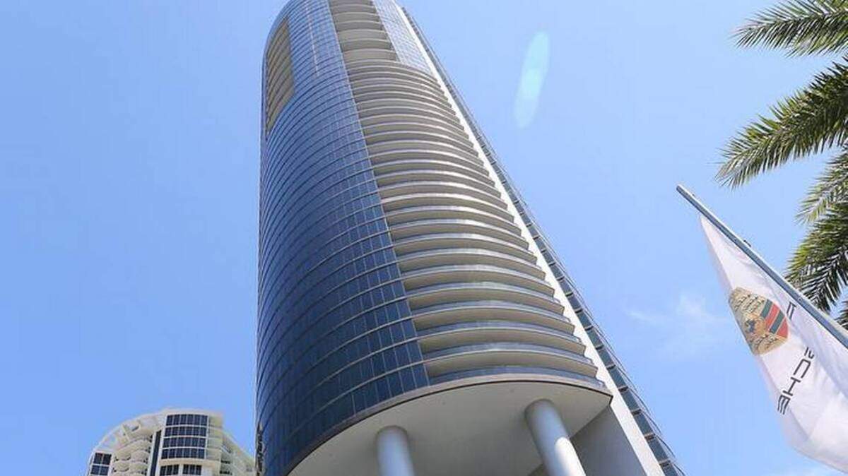 La Porsche Design Tower, de 60 pisos,  en Sunny Isles Beach fue mencionada en una acusación federal cuando los fiscales alegaron que un funcionario venezolano compró allí un condominio de $5.3 millones como parte de un plan de lavado de dinero.  