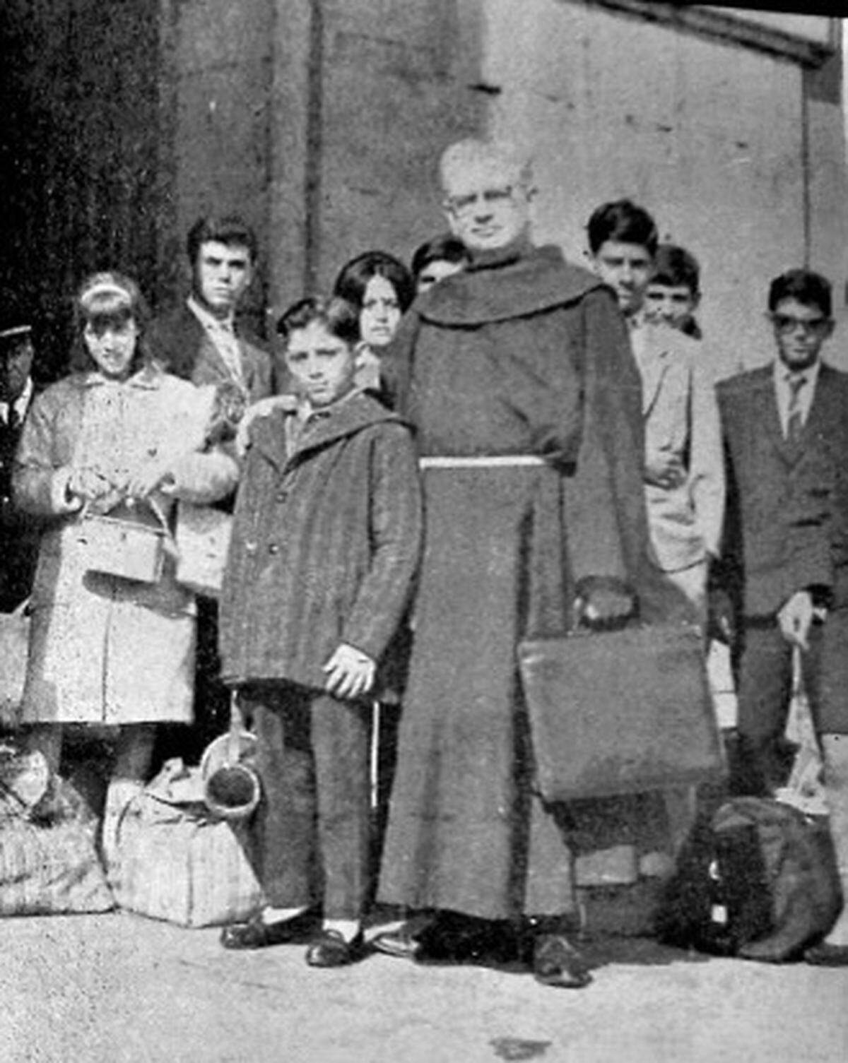 El padre Antonio Camiñas, el sacerdote franciscano que coordinó y protegió a los menores cubanos que salieron al exilio sin sus padres con destino a España, fue el punto de partida de ‘Cuando salí de Cuba’. El libro de testimonios sobre un éxodo casi desconocido se presenta en el Museo de Coral Gables el 18 de mayo.