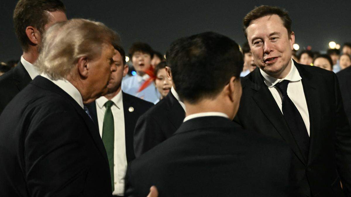 El presidente de Estados Unidos, Donald Trump (centro), presenta al director ejecutivo de SpaceX, X y Tesla, Elon Musk (derecha), al vicepresidente de China, Han Zheng, en el Aeropuerto Internacional de Pekín el 13 de mayo de 2026.