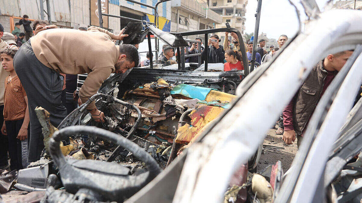Un palestino inspecciona los restos de un vehículo policial destruido en un ataque israelí que mató a varias personas, en la ciudad de Gaza, el martes 14 de abril de 2026.