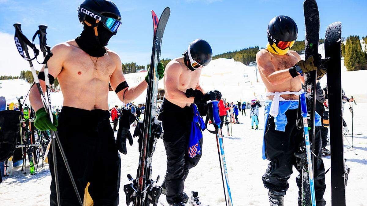 Un grupo de amigos completa su última bajada de esquí sin camiseta en la estación de esquí de Breckenridge, mientras las temperaturas alcanzan los 50 grados Fahrenheit, el miércoles 18 de marzo de 2026 en Breckenridge, Colorado. Se espera que una ola de calor traiga condiciones meteorológicas récord a gran parte de Colorado, mientras que las zonas a lo largo del Front Range se preparan para que las temperaturas se disparen hasta situarse en el rango alto de los 80 y en los 90 grados más adelante esta semana.