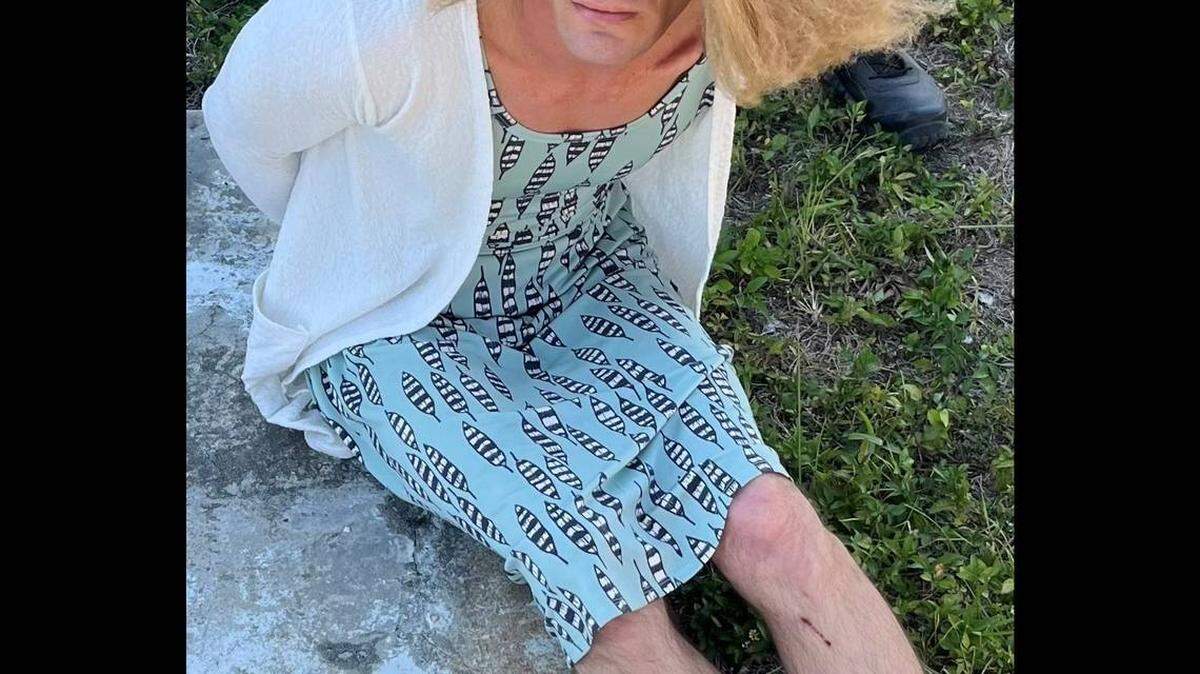 La búsqueda de un hombre acusado de haber robado un bote en una localidad de la Florida concluyó extrañamente cuando patrulleros de la policía se detuvieron a pensar que una mujer rubia con un vestido azul tenía un curioso parecido con el hombre que buscaban.