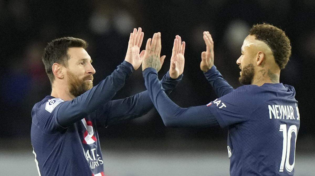 Lionel Messi (izq.) celebra con Neymar tras anotar su gol en el triunfo de Paris Saint-Germain 2-0 ante Angers, el miércoles 11 de enero de 2023.