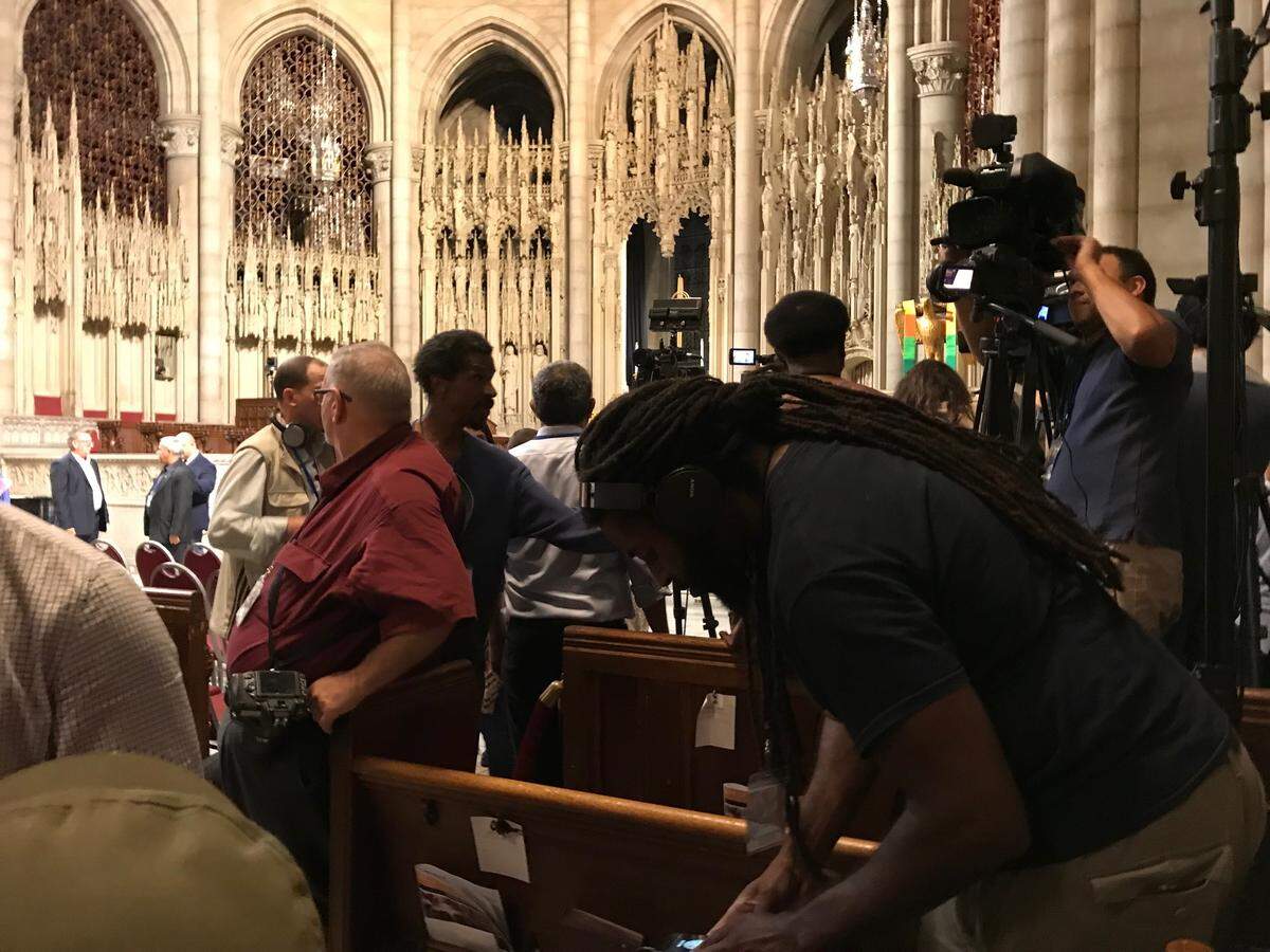 Siguiendo las instrucciones de funcionarios cubanos, los organizadores del evento anunciaron a los medios acreditados que debían abandonar la nave de la Iglesia Riverside para después volver a entrar. Lor organizadores dijeron iniacialmente que se trataba de un problema de espacio.