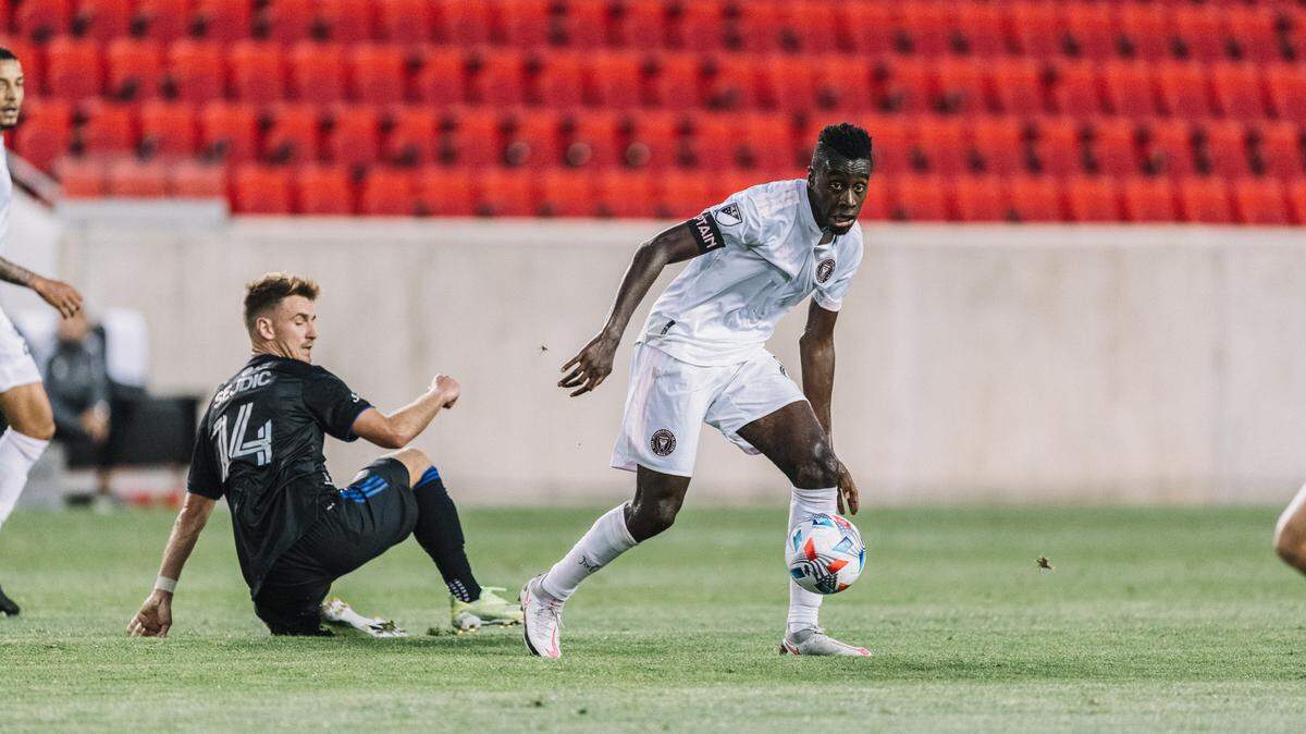 El capitán del Inter Blase Matuidi escapa con el balón en el partido de este sábado 3 de julio de 2021 ante el Mointreal en el Red Bulls Arena de New Jersey.