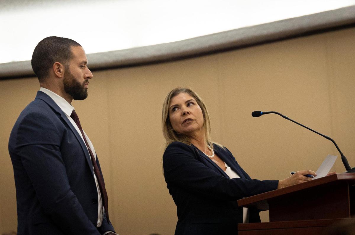 Ruth Rubi, derecha, directora de finanzas, habla con Pedro De Faria, director de presupuesto, durante una reunión del Concejo Municipal de Hialeah para discutir el presupuesto el miércoles 13 de septiembre de 2023 en el Ayuntamiento de Hialeah.